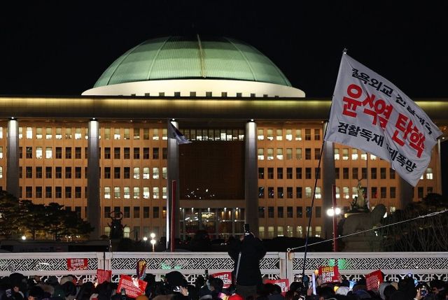 윤석열 대통령에 대한 탄핵소추안이 국회 본회의에서 의결 정족수 미달로 폐기된 7일 오후 시민들이 서울 여의도 국민의힘 당사 앞에서 집회를 이어가고 있다. 연합뉴스