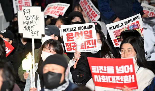 9일 인천 미추홀구 농산물시장사거리에서 열린 윤석열 탄핵! 인천시민촛불 집회에서 시민들이 팻말과 응원봉을 들고 구호를 외치고 있다. 조병석 기자