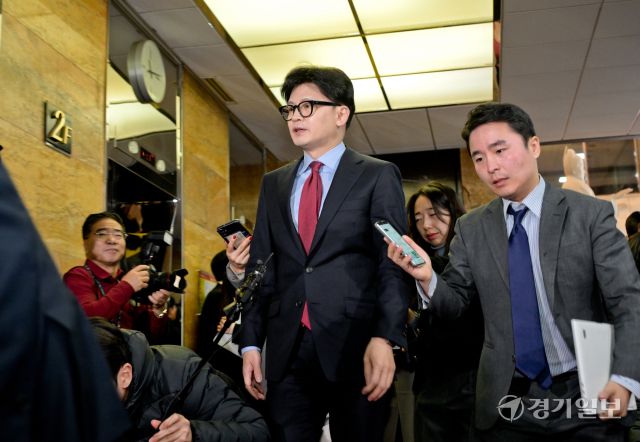 국민의힘 한동훈 대표와 소속 국회의원들이 9일 국회에서 열린 국민의힘 비상의원총회에 참석하고 있다. 윤원규기자