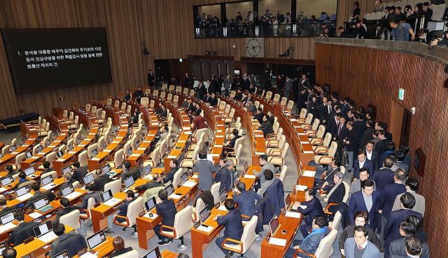 지난 7일 오후 국회 본회의에서 재의결 안건인 김건희 여사 특검법에 대해 의원들이 투표하고 있다.