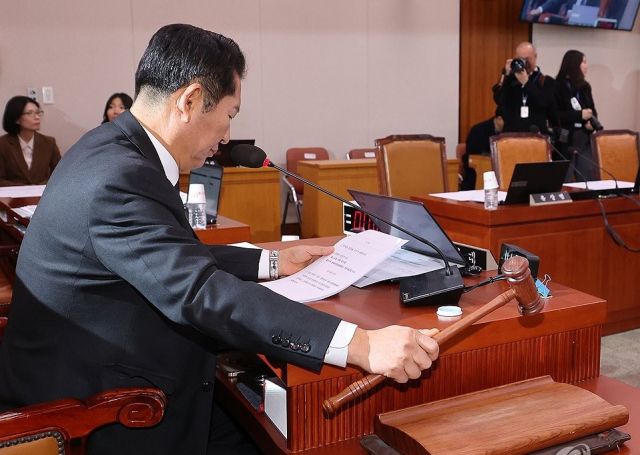 정청래 국회 법제사법위원장이 9일 오후 서울 여의도 국회에서 비상계엄 사태와 관련해 윤석열 대통령 등의 내란 혐의를 규명할 상설특검 수사요구안 등을 심사·의결하기 위해 열린 법제사법위원회 전체회의에서 의사봉을 두드리고 있다. 연합뉴스
