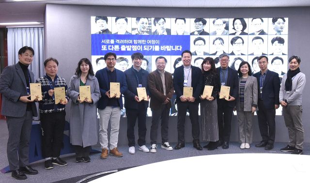 경기도경제과학진흥원(경과원)이 지난 5일 경기창조경제혁신센터에서 성균관대와 공동 주관한 2024년 ‘월드클래스 최고전략 아카데미’ 수료식을 진행했다. 경과원 제공