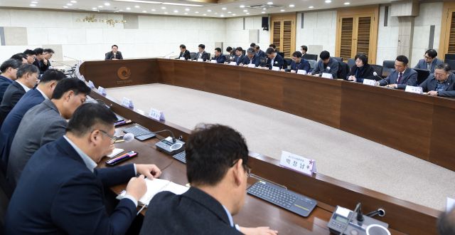 유정복 인천시장이 9일 시청 영상회의실에서 간부회의를 주재하고 현안관련 민생안정방안 등을 논의하고 있다. 시 제공