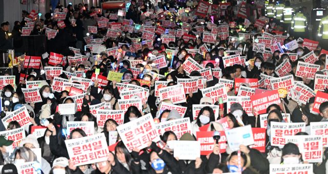 9일 인천 미추홀구 농산물시장사거리에서 열린 윤석열 탄핵! 인천시민촛불 집회에서 시민들이 팻말과 응원봉을 들고 구호를 외치고 있다. 조병석 기자