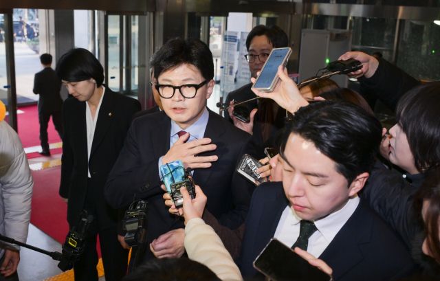 국민의힘 한동훈 대표와 소속 국회의원들이 9일 오후 국회에서 열린 비상의원총회가 끝나고 회의장을 나서고 있다. 윤원규기자