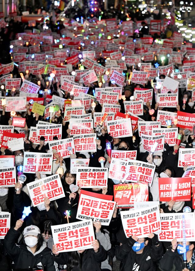 9일 인천 미추홀구 농산물시장사거리에서 열린 윤석열 탄핵! 인천시민촛불 집회에서 시민들이 팻말과 응원봉을 들고 구호를 외치고 있다. 조병석 기자
