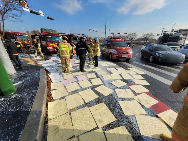 소방당국과 고양시 관계자들이 9일 오후 고양시 일산서구 제2자유로 법곳IC 인근 도로에 유출된 화학물질을 제거하기 위해 방재작업을 펼치고 있다. 일산소방서 제공