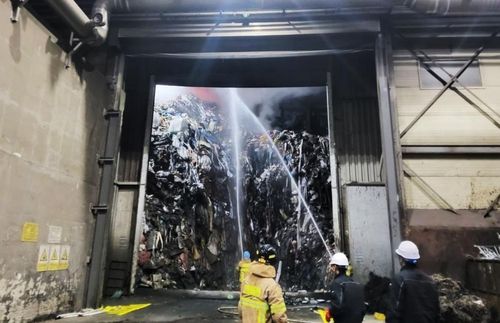 화성 정남면 자원순환시설 내 폐기물 화재현장. 경기도소방재난본부 제공