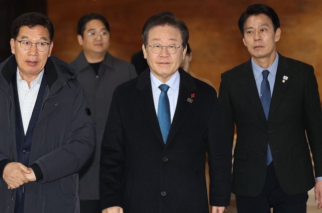 더불어민주당 이재명 대표가 9일 국회에서 열린 비상의원총회에 참석하고 있다. 연합뉴스