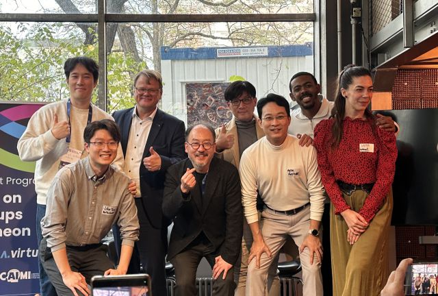 인천경제청 부스트 스타트업 독일 트랙에 참여하는 쉐코, 에이버츄얼, 카이미, 누리에에이아이 관계자들이 독일 베를린에서 열린 아시아 베를린 서밋 현장에서 기념 촬영을 하고 있다. 인천경제청 제공