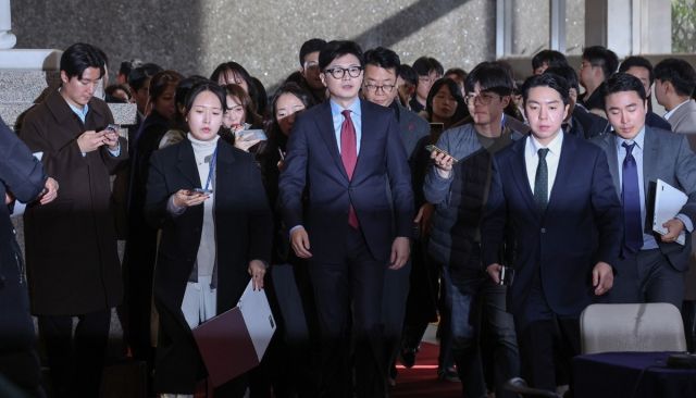 국민의힘 한동훈 대표가 9일 서울 여의도 국회에서 열린 국민의힘 비상의원총회에 참석하고 있다. 연합뉴스