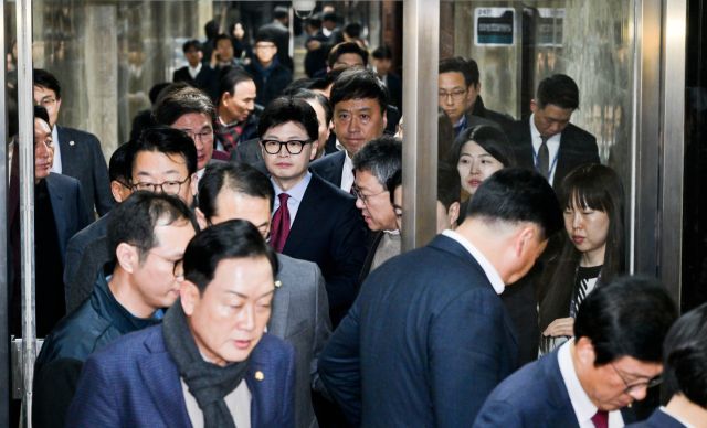 국민의힘 한동훈 대표와 소속 국회의원들이 9일 오후 국회에서 열린 비상의원총회가 끝나고 회의장을 나서고 있다. 윤원규기자