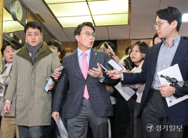 국민의힘 한동훈 대표와 소속 국회의원들이 9일 국회에서 열린 국민의힘 비상의원총회에 참석하고 있다. 윤원규기자