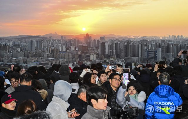 2025년을 맞이해 첫 일출을 감상하는 시민들 [포토뉴스]