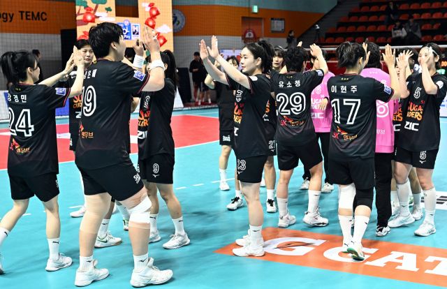 지난 1일 열린 서울시청과의 ‘신한 SOL페이 2024-2025 핸드볼 H리그’ 여자부 개막전에서 승리한 ‘디펜딩 챔피언’ 광명 SK 슈가글라이더즈 선수들이 기쁨을 나누고 있다.한국핸드볼연맹 제공