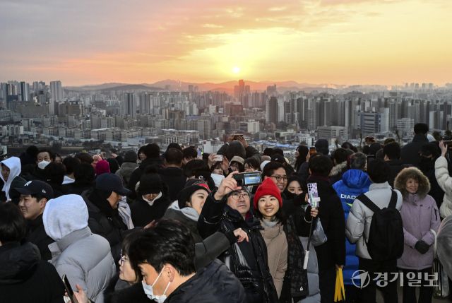 2025년을 맞이해 첫 일출을 감상하는 시민들 [포토뉴스]