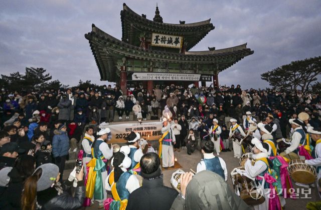 2025년을 맞이해 첫 일출을 감상하는 시민들 [포토뉴스]