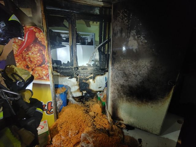 2일 인천 중구 신포국제시장에서 불이 나 소방 당국이 진화에 나섰다. 인천소방본부제공