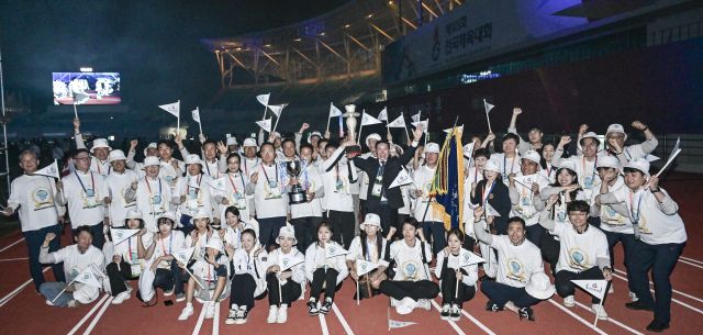 경기도 체육이 2025년 3연속 전국 종합대회 3연속 ‘그랜드슬램 플러스’를 목표로 힘차게 출발한다. 사진은 지난해 전국체육대회에서 정상을 수성한 경기도 선수단이 우승기를 앞세우고 환호하는 모습.경기일보 DB