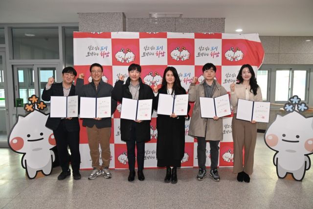 지난 31일 하남시청 별관 대강당에서 열린 2024년 종무식에서 민원처리 우수부서·직원 등 관계자들이 기념촬영을 하고 있다. 하남시 제공