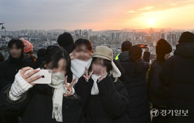 2025년을 맞이해 첫 일출을 감상하는 시민들 [포토뉴스]