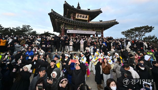 2025년을 맞이해 첫 일출을 감상하는 시민들 [포토뉴스]