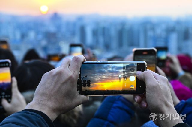 2025년을 맞이해 첫 일출을 감상하는 시민들 [포토뉴스]
