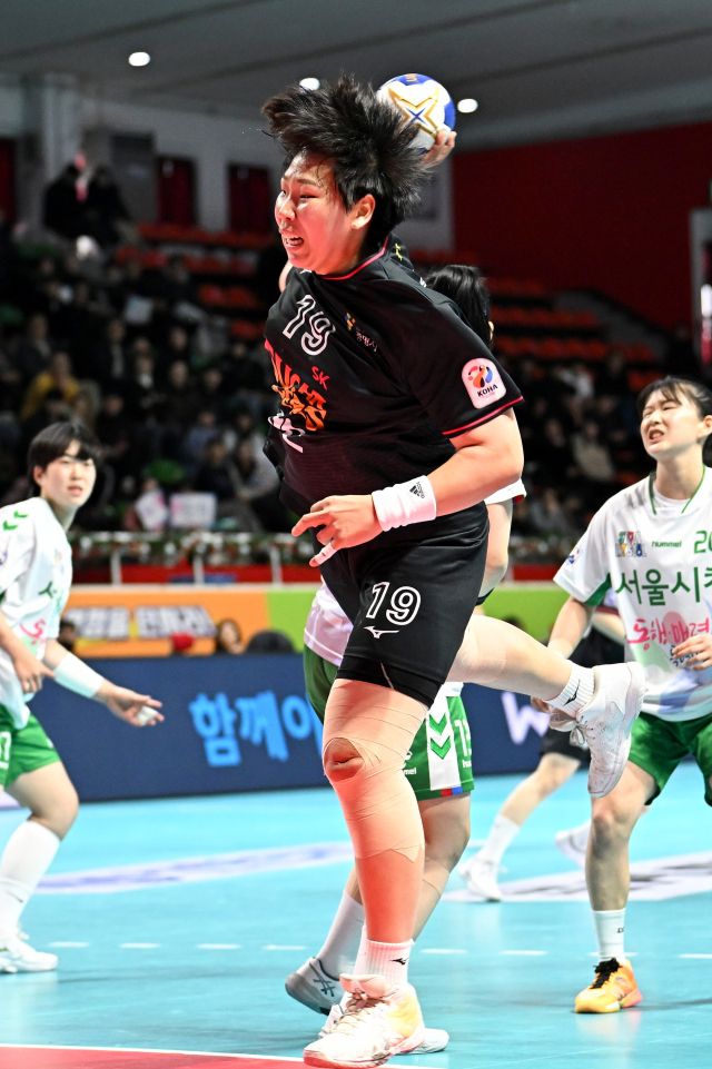 1일 오후 청주 SK호크스 아레나에서 벌어진 ‘신한 SOL페이 2024-2025 핸드볼 H리그’ 여자부 개막전 서울시청과의 경기서 광명 SK 슈가글라이더즈의 피봇 강은혜가 슛을 날리고 있다.한국핸드볼연맹 제공