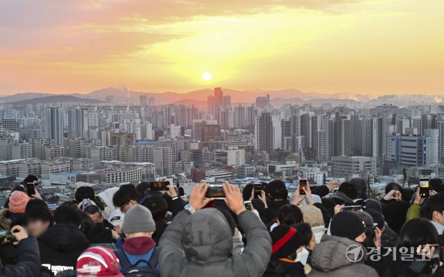 2025년을 맞이해 첫 일출을 감상하는 시민들 [포토뉴스]