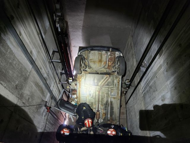 지난 8일 고양 덕양구 화정동 주차타워에서 발생한 차량 추락사고 현장에서 119구조대가 구조작업을 펼치고 있다. 고양소방서 제공