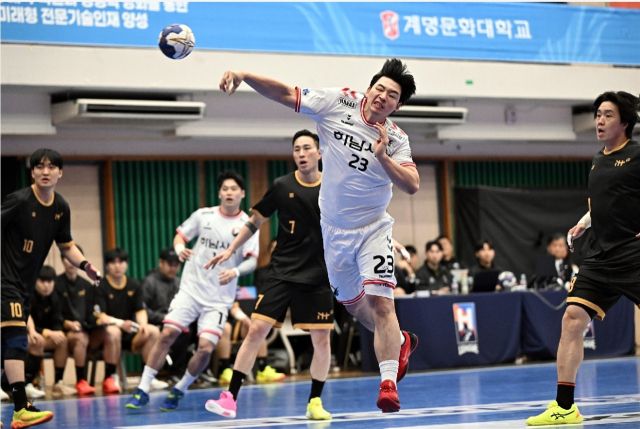 10일 대구 계명문화대 체육관에서 열린 ‘신한 SOL페이 2024-2025 핸드볼 H리그’ 인천도시공사전서 하남시청의 박광순이 슛을 날리고 있다.한국핸드볼연맹 제공