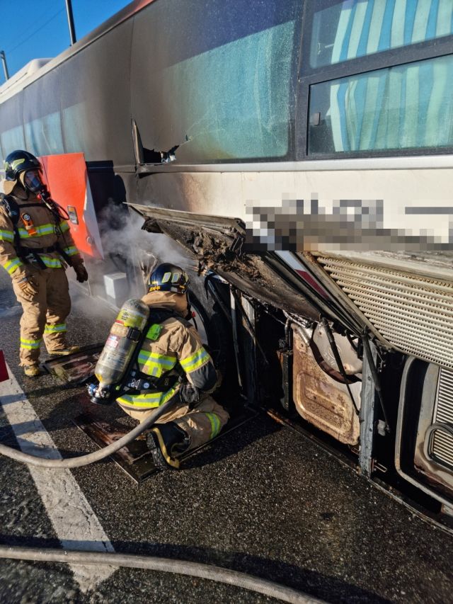 포천소방서 대원들이 버스에서 발생한 화재를 진압하고 내부를 살펴보고 있다. 포천소방서 제공