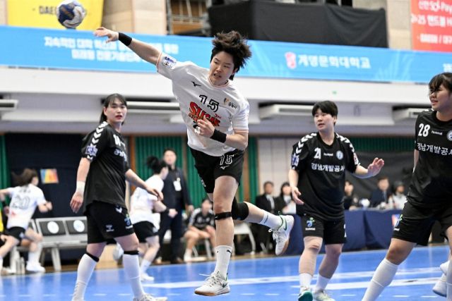 11일 대구 계명문화대 체육관서 열린 ‘신한 SOL페이 2024-2025 핸드볼 H리그’ 여자부 경남개발공사와의 경기서 광명 SK 슈가글라이더즈 최수민이 점프 슛을 하고 있다.한국핸드볼연맹 제공