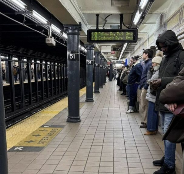 승강장 벽에 밀착해 열차를 기다리는 뉴욕 시민들. X(옛 트위터).