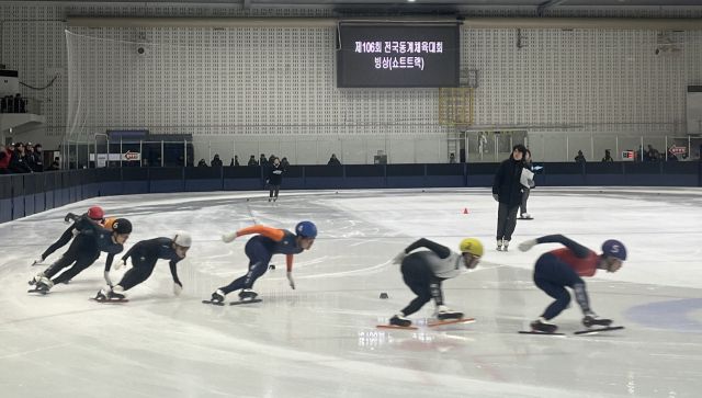 강원도 춘천시 송암스포츠센터 빙상장에서 제106회 전국동계체전 쇼트트랙 사전경기가 열리고 있다.경기도체육회 제공