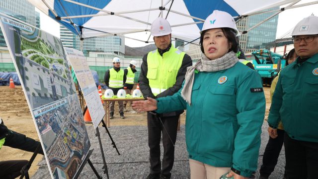 신계용 과천시장이 갈현동 지식정보타운 지구 공사 현장을 방문해 안전점검을 실시하고 있다. 과천시 제공
