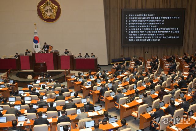 우원식 국회의장이 지난 8일 오후 서울 여의도 국회에서 본회의에서 내란 특검법, 김건희 여사 특검법등에 대해 부결을 선언하고 있다. 조주현기자