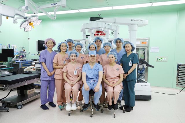 순천향대 부천병원 비뇨의학과 이상욱 교수(첫 줄 가운데)가 1천번째 다빈치Xi 로봇수술(로봇 신장부분절제술)을 집도하고, 의료진과 함께 기념사진을 촬영하고 있다.순천향대 부천병원 제공.