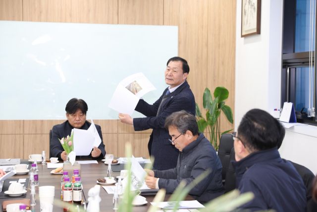 안산시의회가 준공이 지연되는 팔곡산단 입주 기업인들의 애로 사항을 듣고 해결 방안을 찾기 위해 간담회를 열고 있다. 시의회 제공