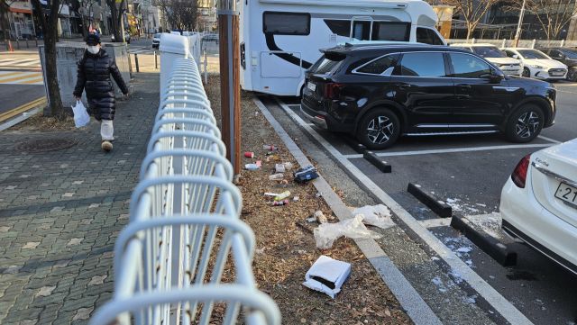12일 인천 연수구 송도동 22-10 무료 공영주차장에 온갖 생활 쓰레기와 음료수 캔 등이 버려져 있다. 장민재 기자