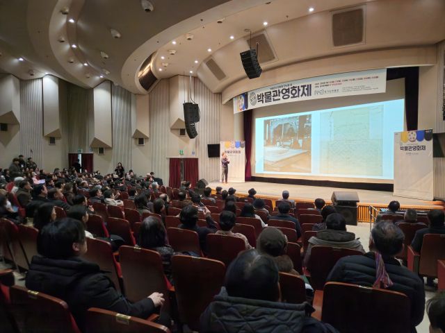 지난 10일 경기도박물관에서 ‘제1회 박물관영화제’가 열린 가운데 정윤회 도박물관 학예사가 ‘토크콘서트’를 진행하고 있다. 경기도박물관 제공