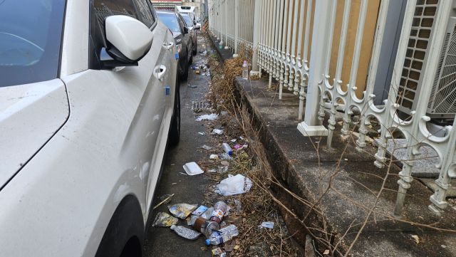 12일 인천 남동구 구월동 1335의 주차장 옆으로 발 디딜 곳 없이 쓰레기로 가득하다. 장민재 기자