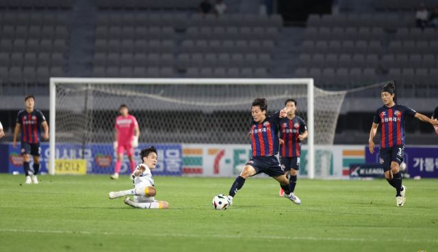 프로축구 수원FC가 광주주FC와 K리그1 2025시즌 개막전서 맞대결을 펼친다. 사진은 지난 시즌 광주와 수원FC의 경기 모습.수원FC 제공