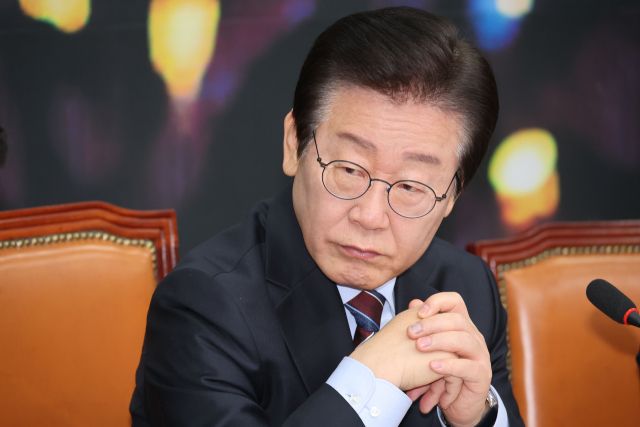 이재명 더불어민주당 대표가 13일 오전 서울 여의도 국회에서 열린 최고위원회의에 참석해 가짜뉴스를 유포하는 세력을 강력하게 비판했다. 연합뉴스