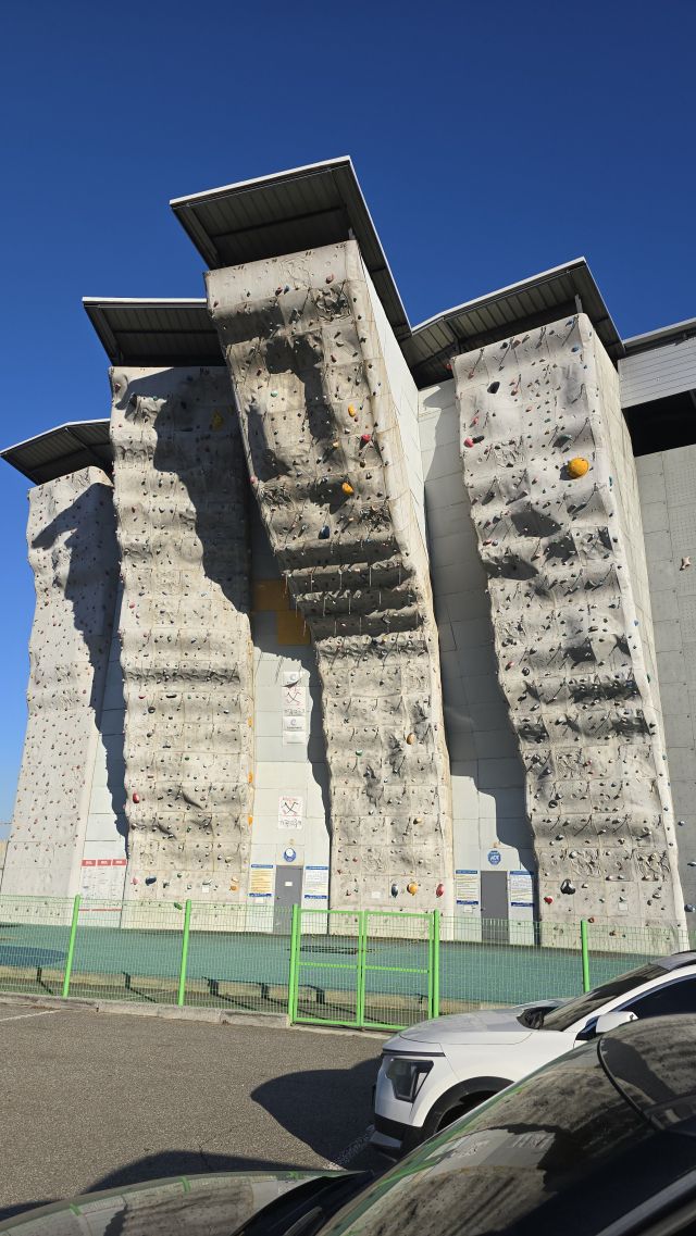 인천 문학경기장 안 인공암벽 모습. 조병석기자