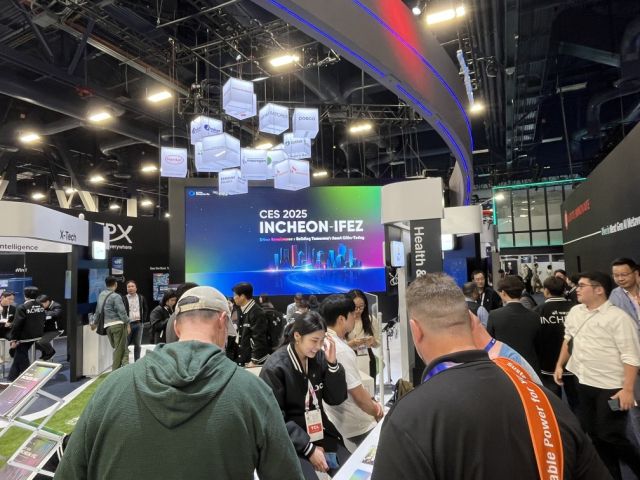 CES 2025 인천-IFEZ 홍보관에서 방문객들이 인천기업 기술을 살펴보고 있다. 인천경제청 제공