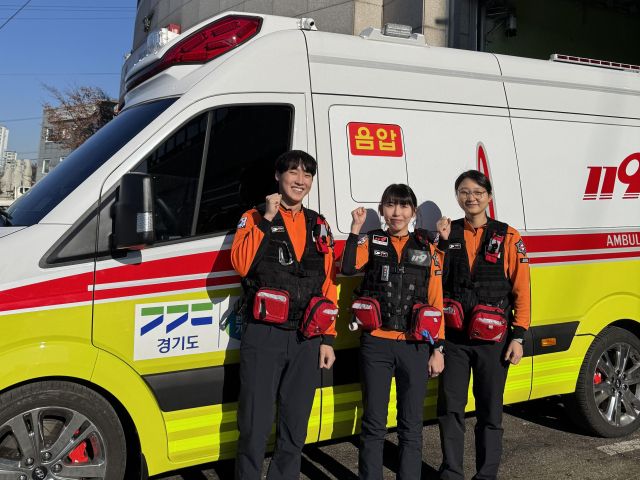 파주에서 출산이 임박한 20대 임산부가 소방서 구급대원(왼쪽부터 소방장 유진희, 소방교 고대향, 소방사 조은산)들의 지원으로 구급차에서 안전하게 출산했다. 파주소방서제공