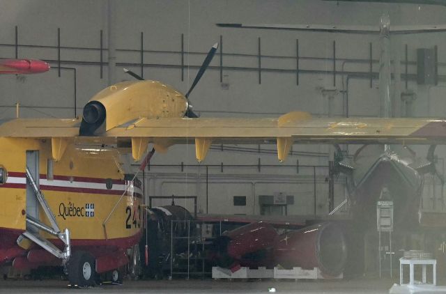 미국 캘리포니아주 로스앤젤레스(LA) 근교의 산불을 진압할 소방용수가 바닥났다. 소방당국은 소방용 항공기 ‘슈퍼 스쿠퍼’를 이용해 바닷물까지 퍼나르며 진압을 시도하고 있다. 사진은 불법 비행중이던 드론과 충돌 후 망가진 슈퍼 스쿠퍼 한 대가 격납고에 들어가 있는 모습. 연합뉴스 AFP