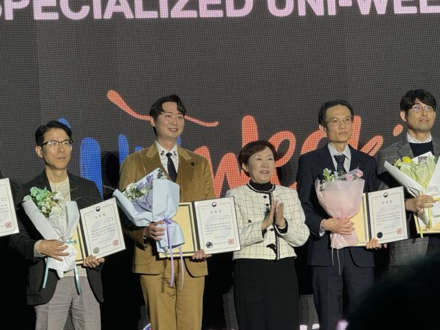 이영우 인하대학교 반도체시스템공학과 교수(왼쪽 2번째)가 ‘첨단산업 특성화대학 지원사업’에서 교육부 장관상을 수상한 뒤 기념촬영을 하고 있다. 인하대학교 제공