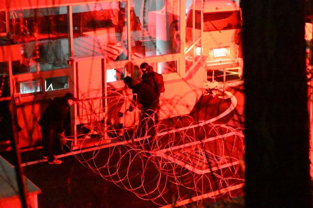 15일 오전 한남동 관저 앞에 경찰 체포조가 도착하자 경호처 관계자들이 철조망을 설치하고 있다.조주현기자